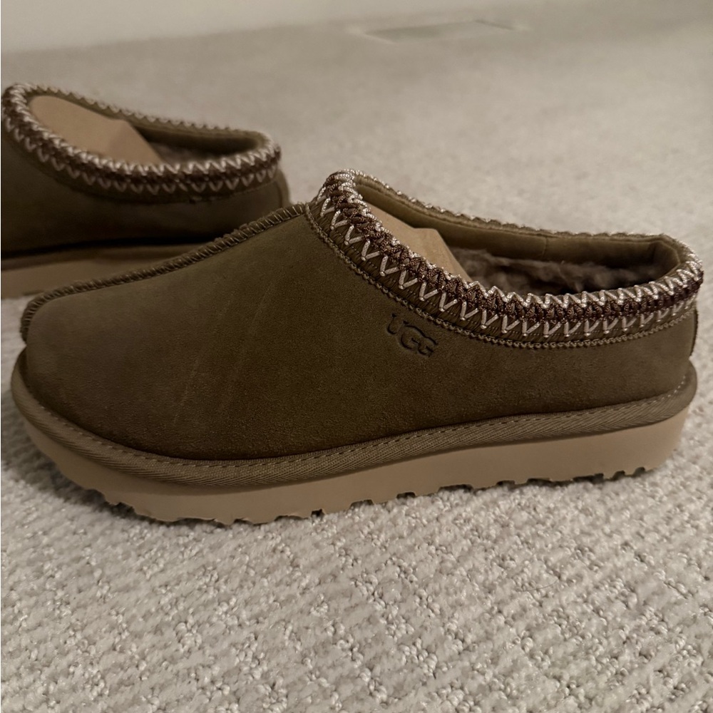 NWT Women's Uggs Tasman. Color: Antelope - Picture 2 of 8